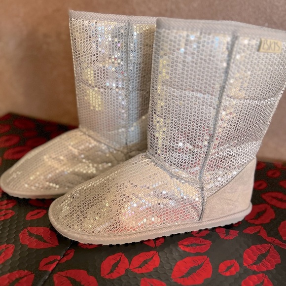 🩶🖤NWOT- NEVER WORN SUPER CUTE SILVER SEQUINS ESKIS BOOTS SZ 10 🩶🖤 - Picture 1 of 7